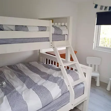 Cheerful Townhouse By The Sea